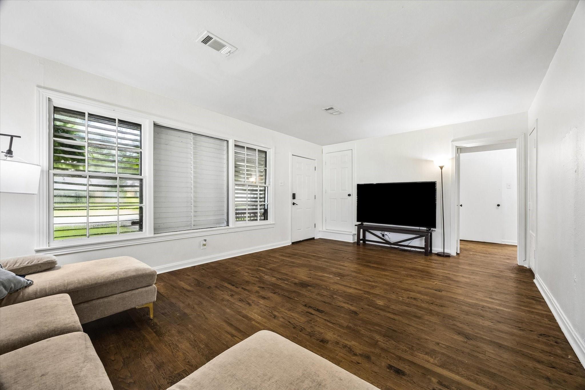 Image 3: Living room