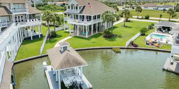 3635 Cove Lane