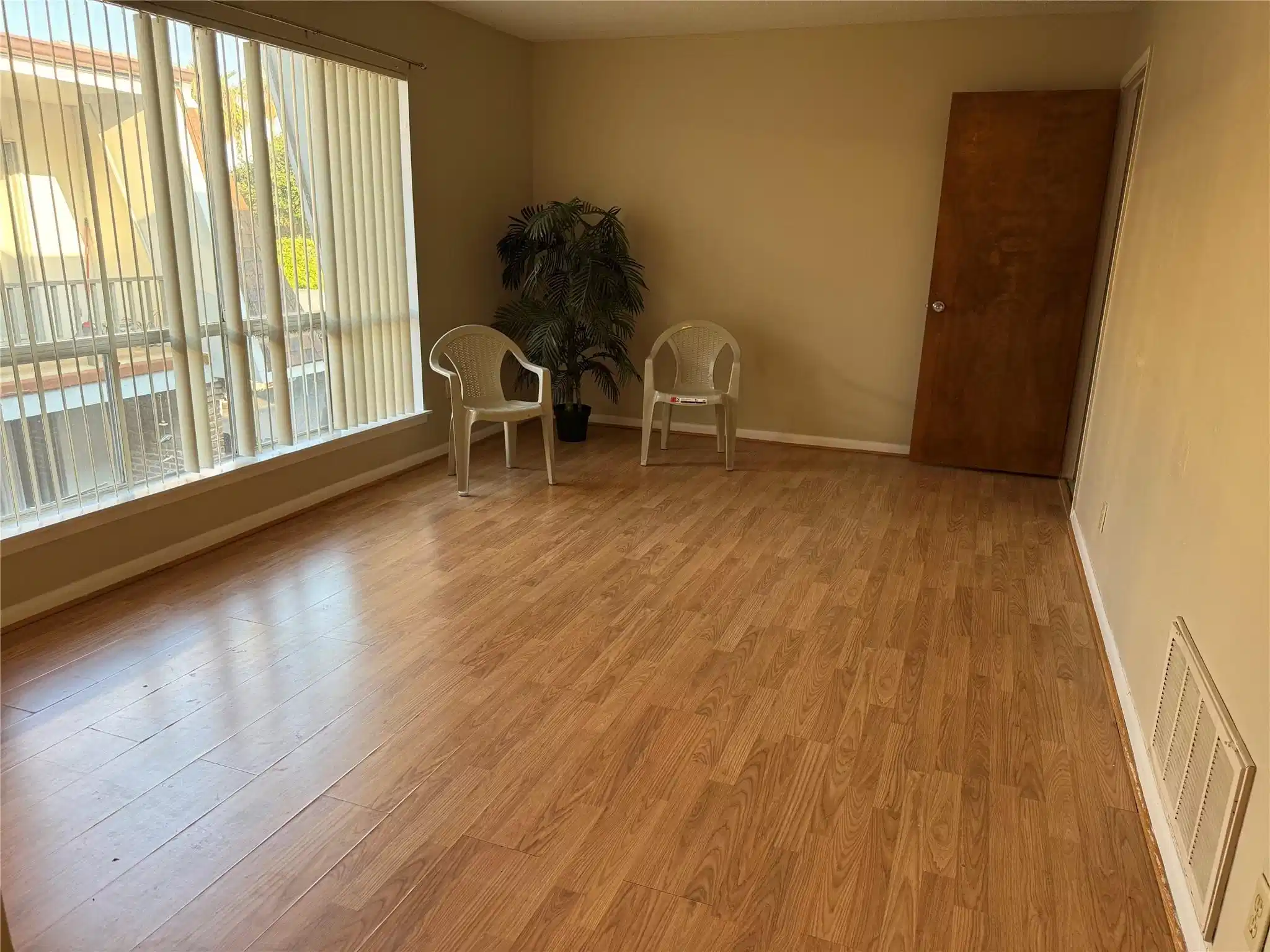 Image 1: Livingroom/Dining Combo from front door