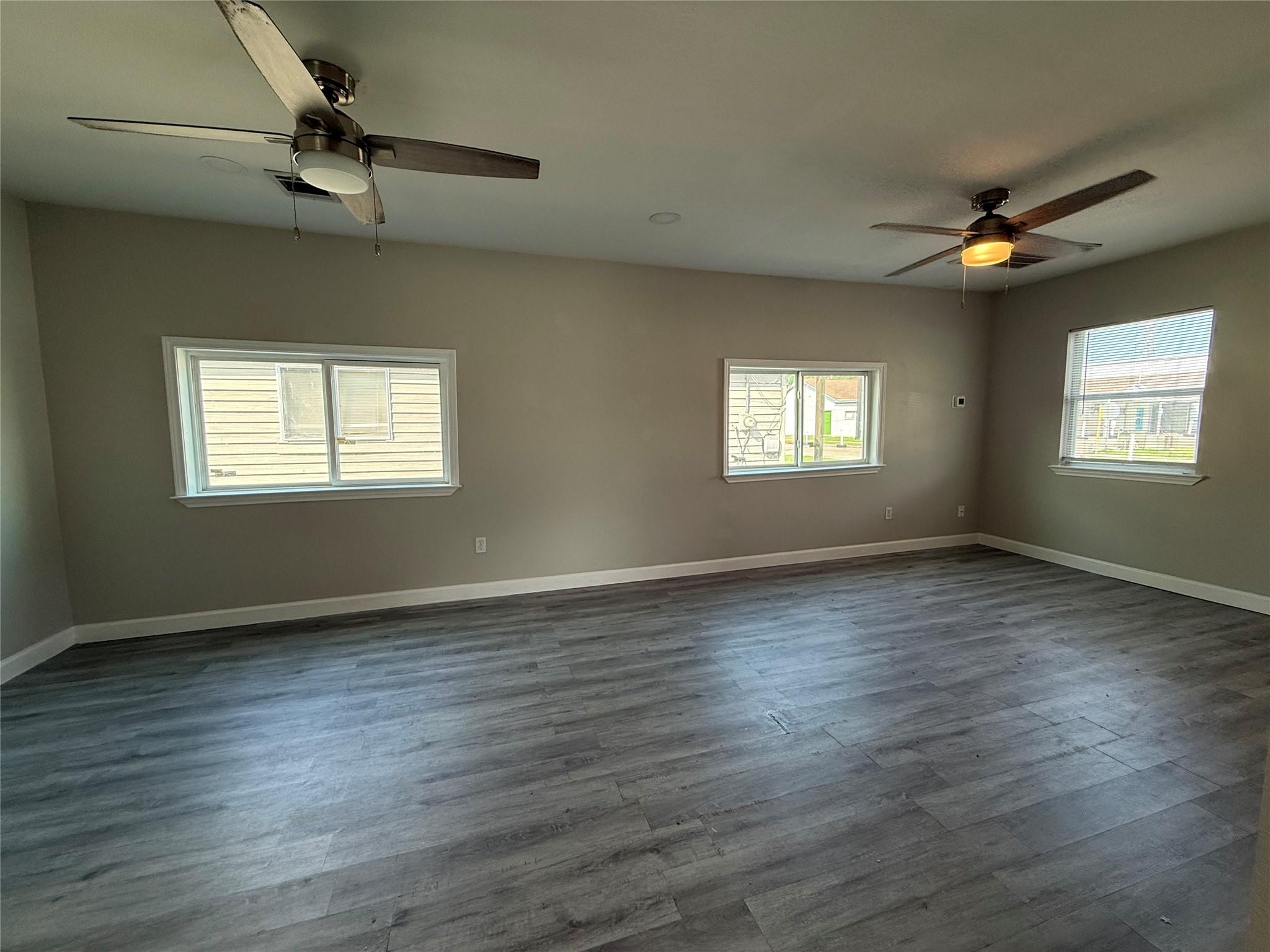 Image 4: Living Room/Dining Area