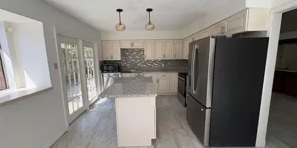 Image 3: kitchen