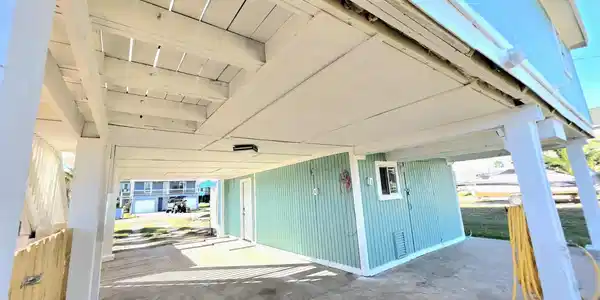 Image 4: Carport - Plenty of space to park your cars, boats