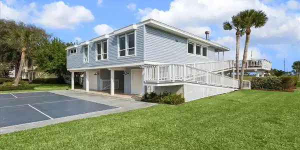 Image 3: Gorgeous DOUBLE LOT allows beautiful views across