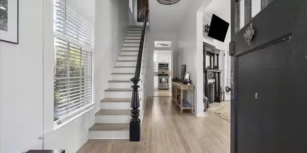 Image 3: Enter to high ceilings