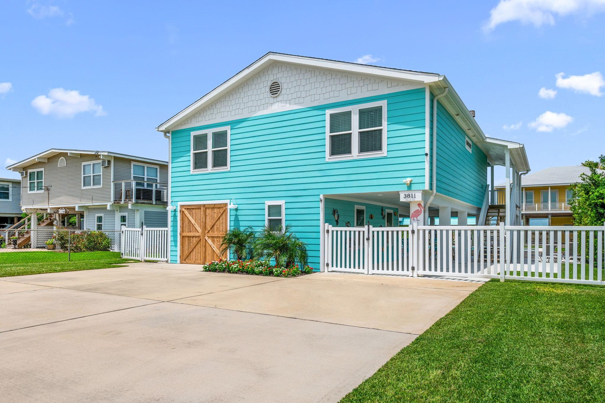 Image 2: Brewster Key features a spacious driveway with ple