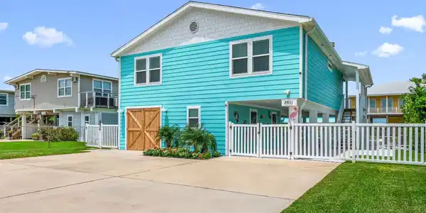 Image 2: Brewster Key features a spacious driveway with ple
