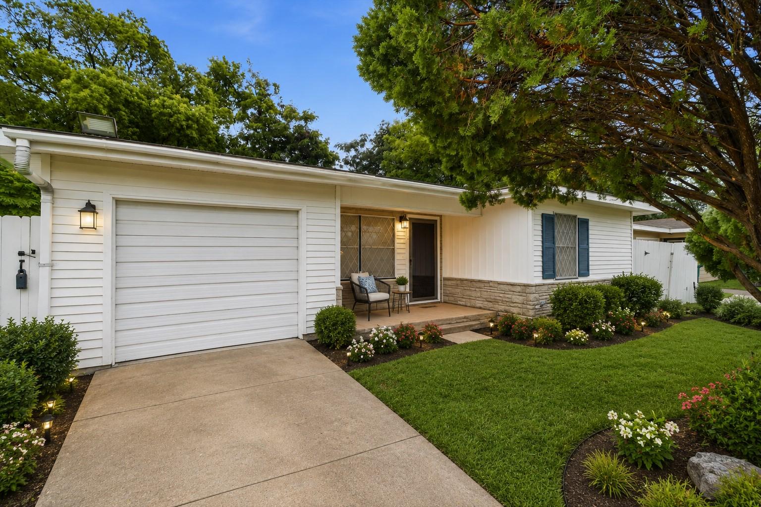 Image 4: ***VIRTUALLY STAGED *** Front of the house