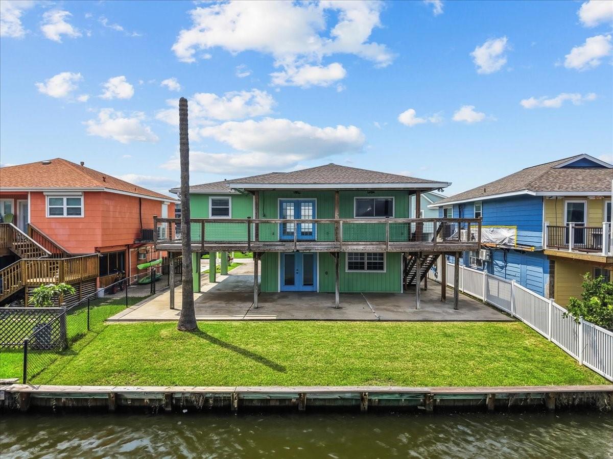 Image 2: Waterfront living at its finest!