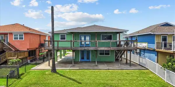 Image 2: Waterfront living at its finest!