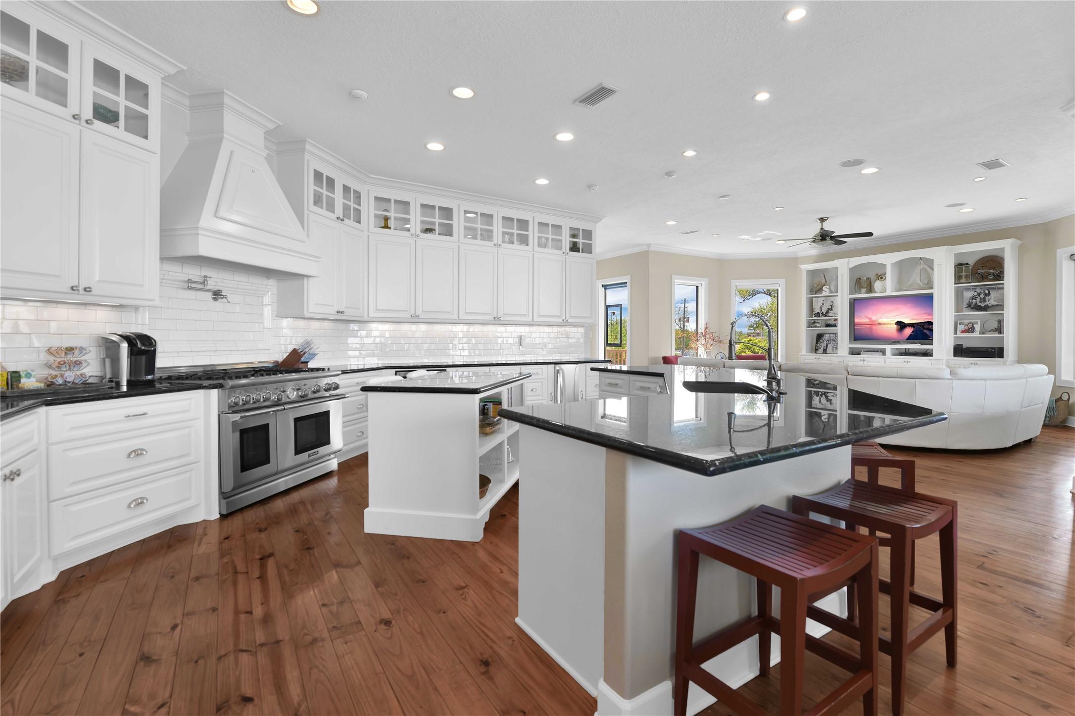 Image 3: This kitchen is a dream!