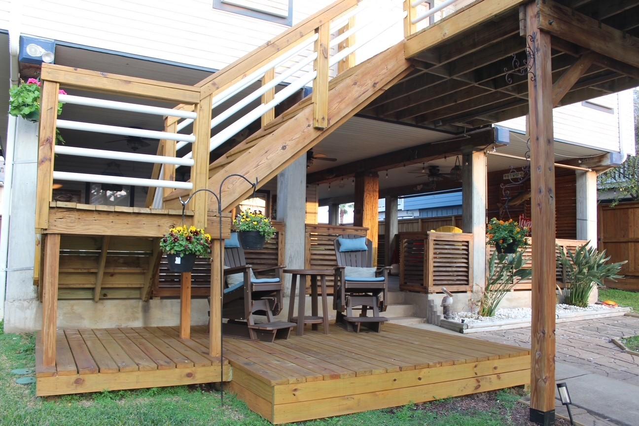Image 3: Beautiful sitting area overlooking the canal