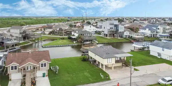 Image 3: View of the lot with the canal in the backyard.
