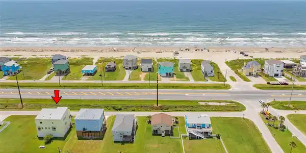 Image 3: Walkway to beach is just down the street
