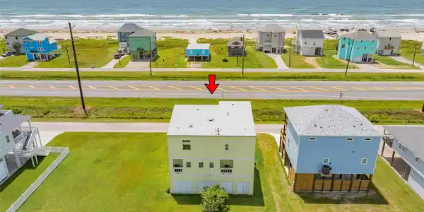Image 4: View of beach from all balconies
