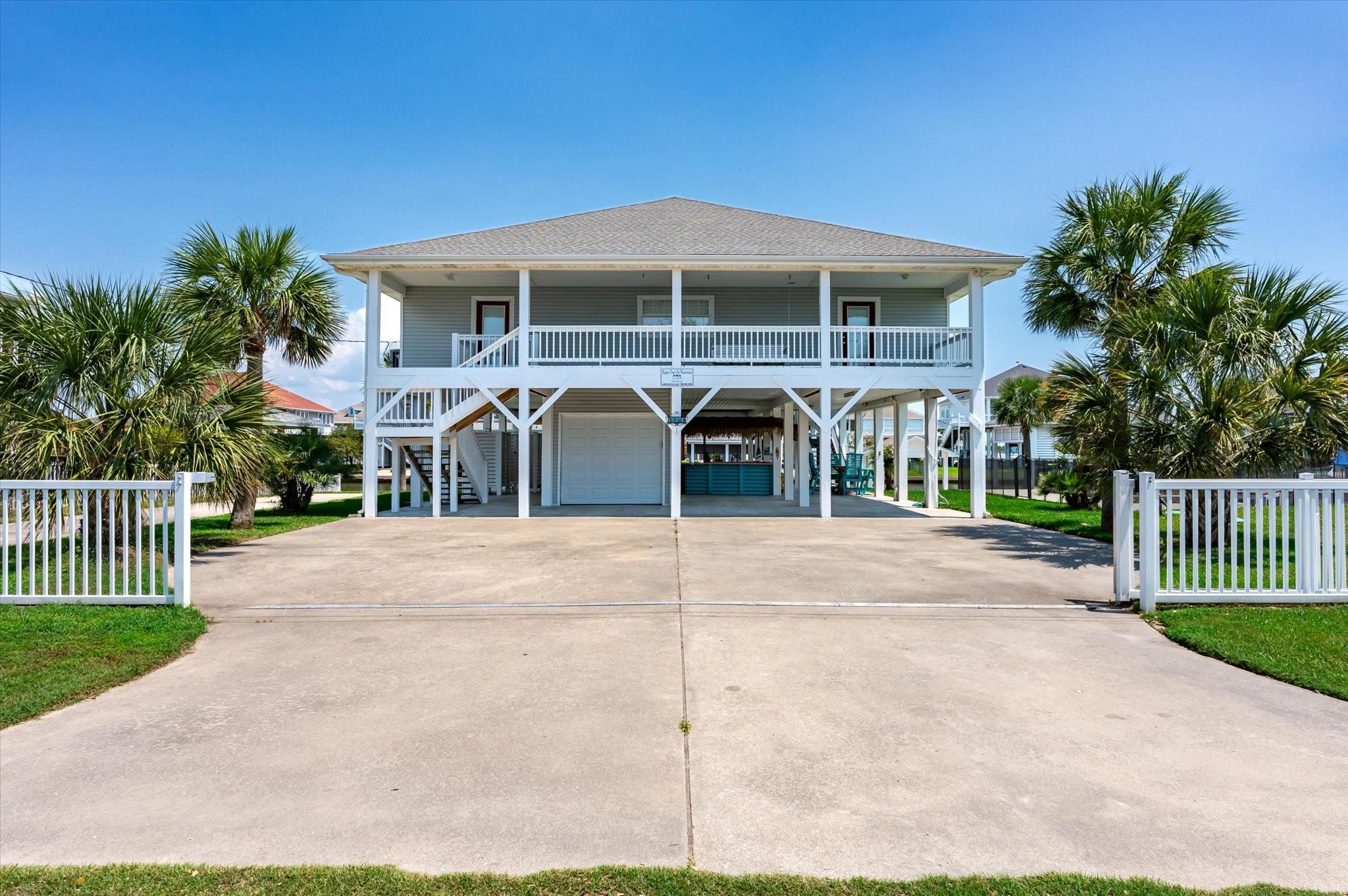 Image 3: Wide driveway gives lots of room for parking.