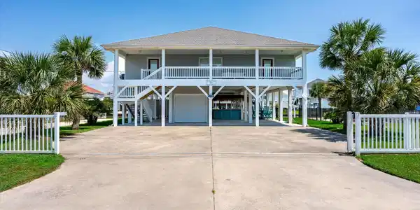 Image 3: Wide driveway gives lots of room for parking.