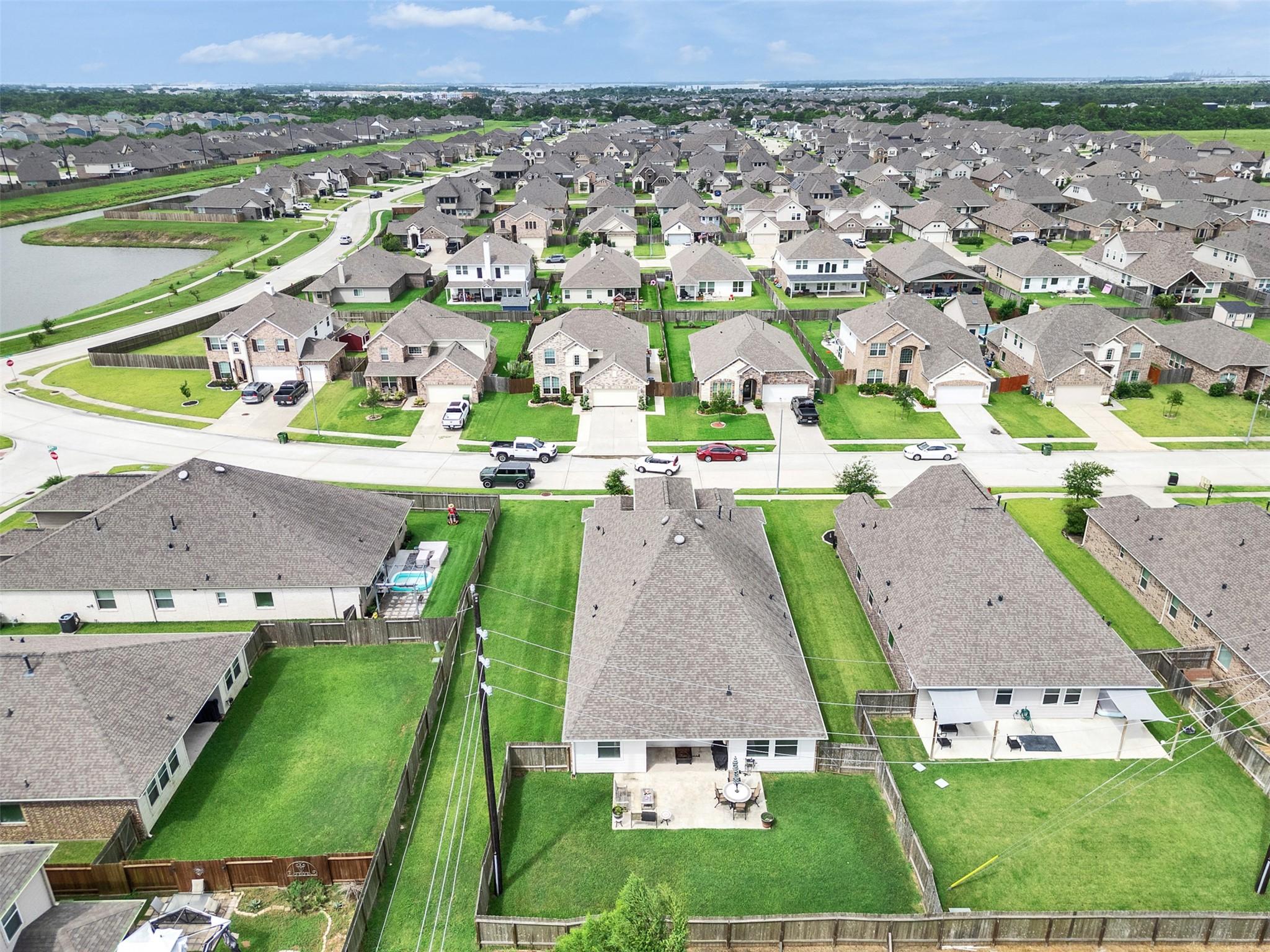 Image 3: Neighborhood is a great location for communting!