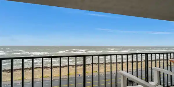 Image 2: Large balcony to enjoy the sunrises or drinks in t