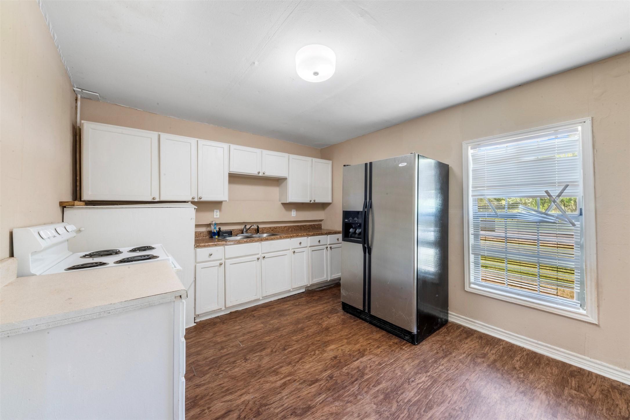 Image 4: Kitchen area.