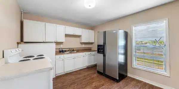 Image 4: Kitchen area.