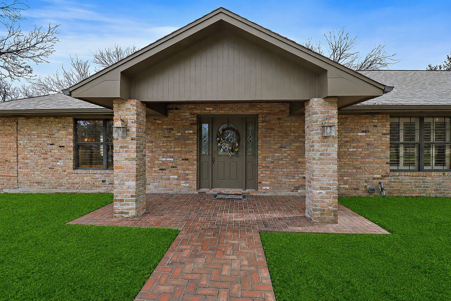 Image 2: Inviting Front Entry