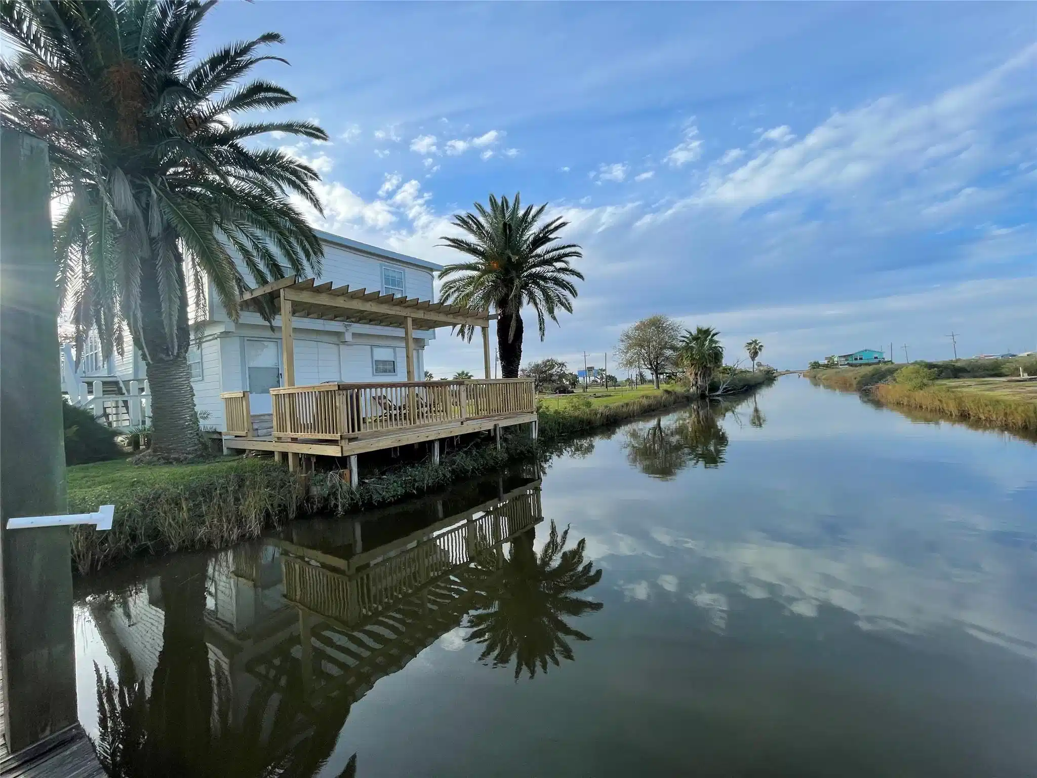 Image 1: Home sits on navigable canal (connects to the intr