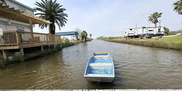 Image 2: Jon boat included! Enjoy paddling up and down the
