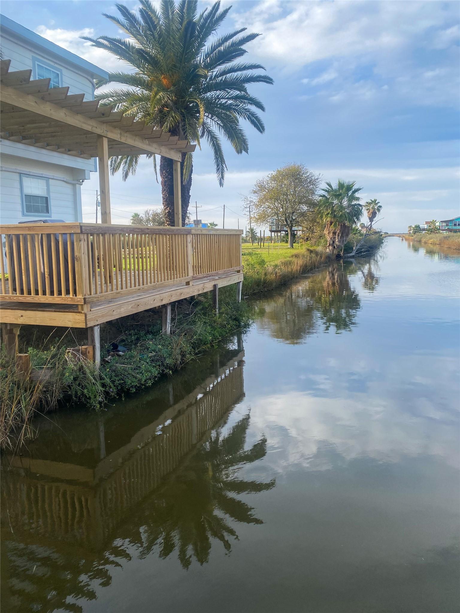Image 4: Relax on your large private deck