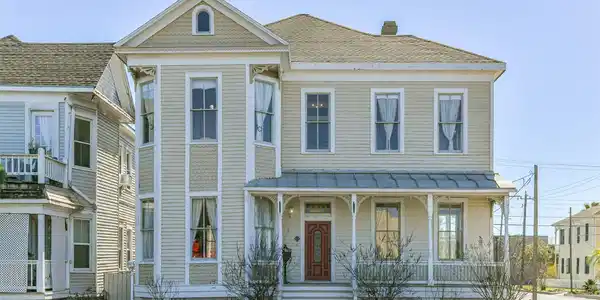 Image 3: Welcome to 1927 Broadway Street in Galveston's Eas