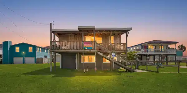 Image 4: Classic raised coastal construction and a generous
