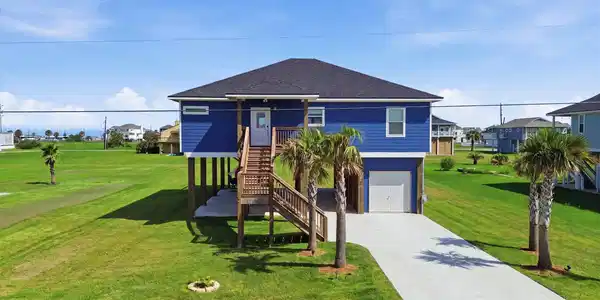 Image 2: Over 20K sq ft of land!
