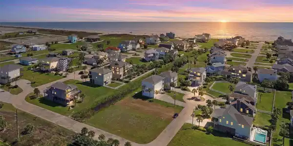 Image 4: Welcome to 4010 Shallow Reef - a beautifully maint
