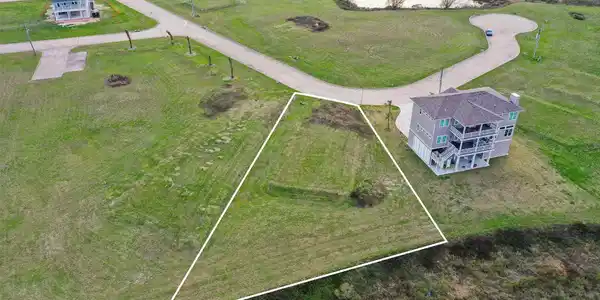 Image 3: *Lot lines are estimates. Refer to survey or plat.