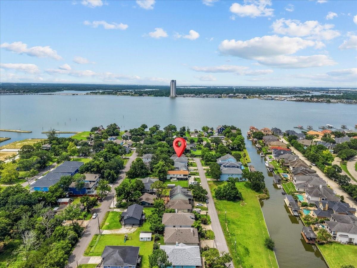 Image 2: The charming community offers residents the freedo