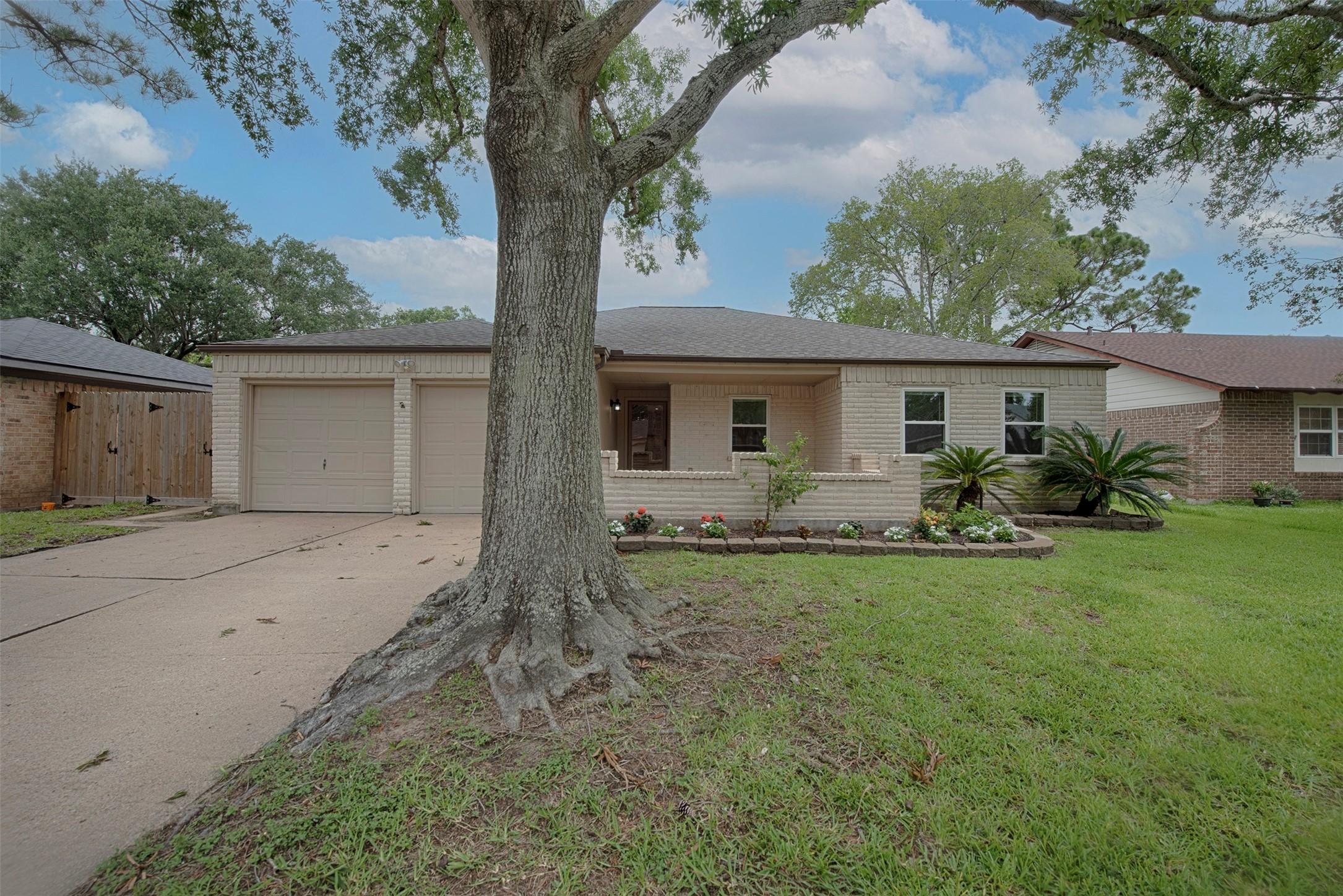 Image 1: Gorgeous home with newly installed room in the hea