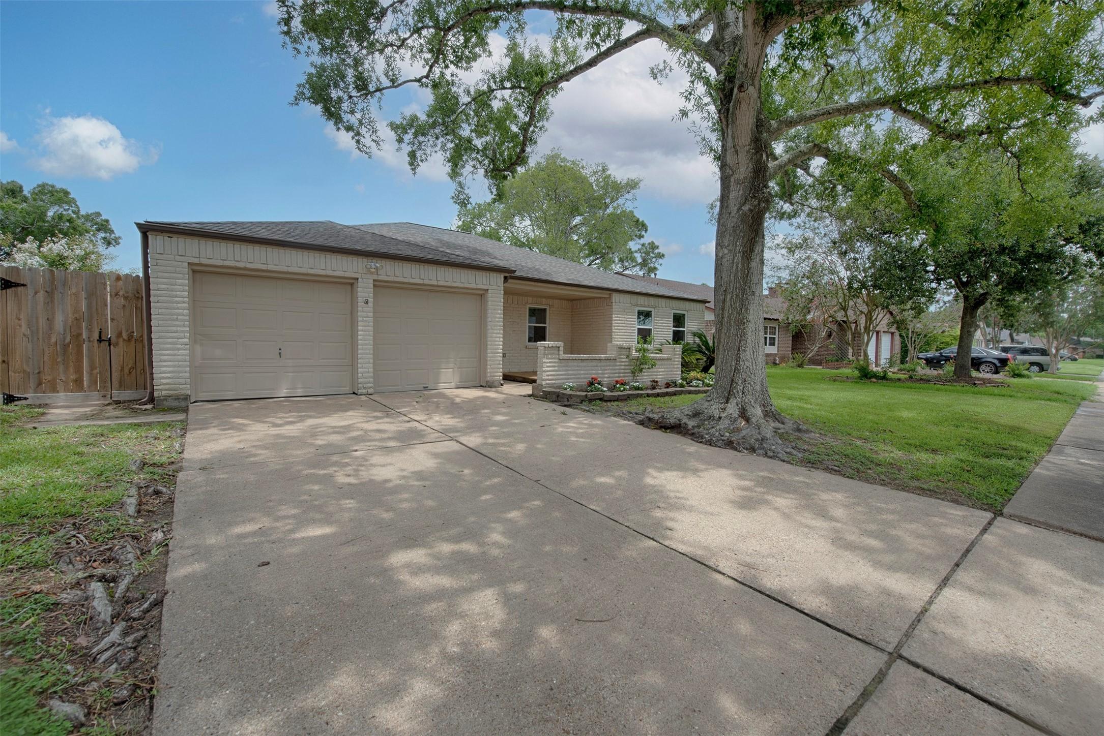 Image 2: Fabulous long driveway provides great additional p