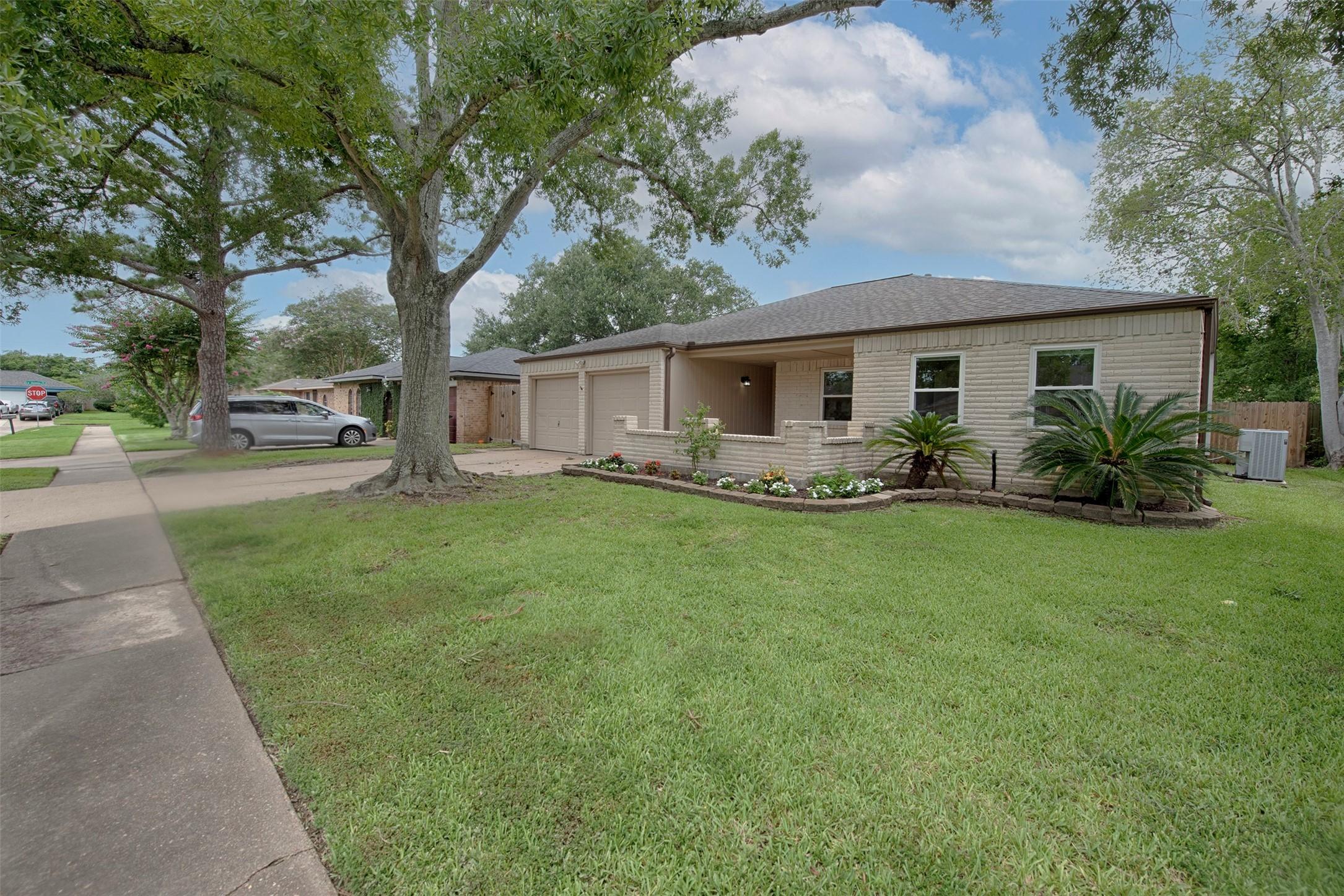 Image 4: Front yard provides great space for the kids to pl