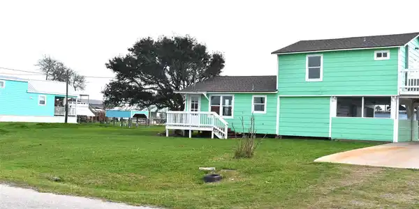 Image 3: Two nice lots and not to close to neighbors