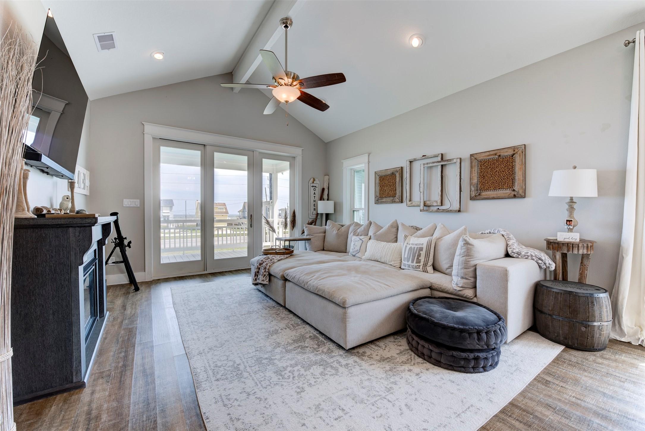 Image 4: Living room designed with glass doors for Gulf Vie