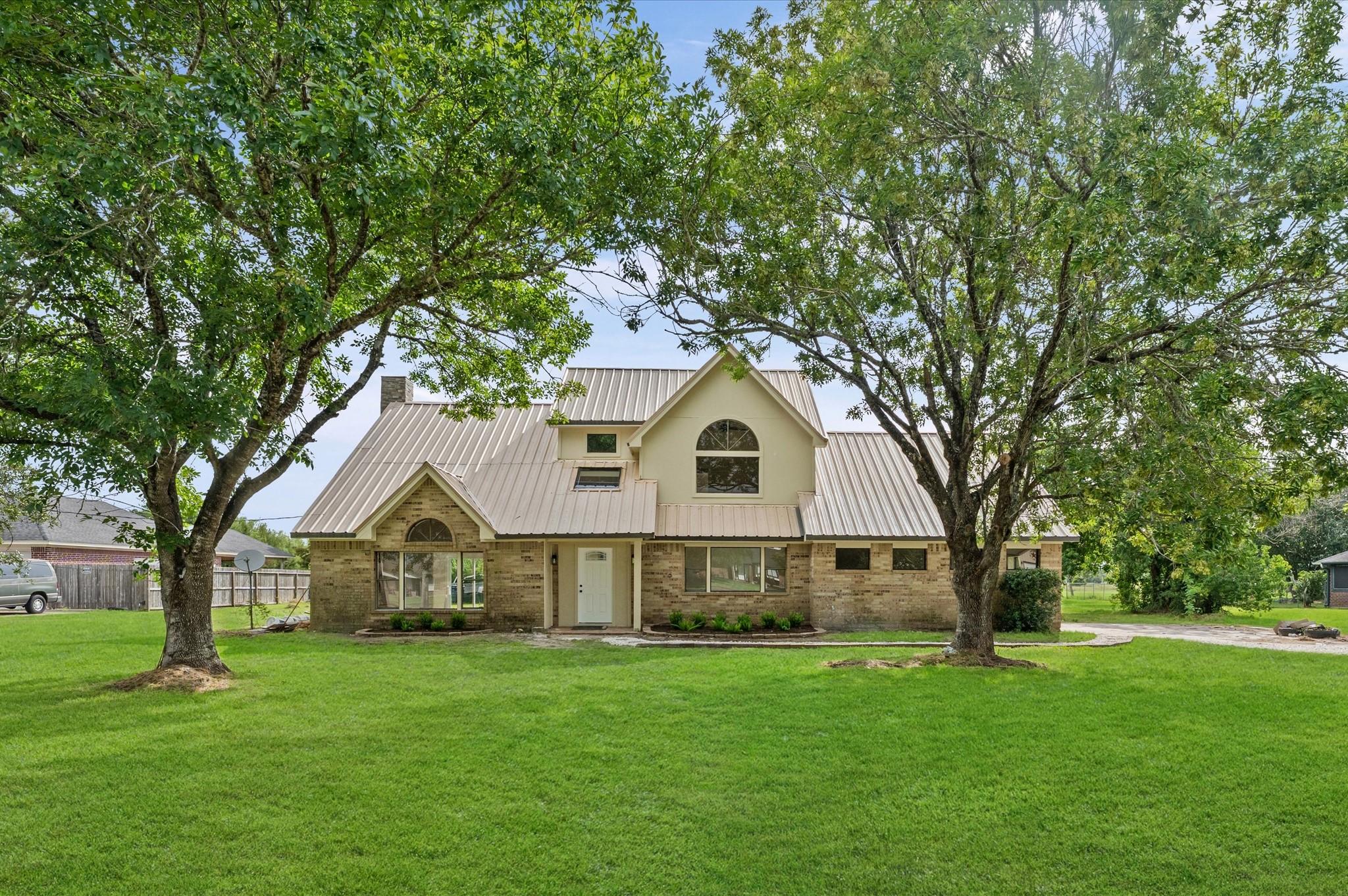 Image 2: Enjoy new landscaping, fresh exterior paint + sidi