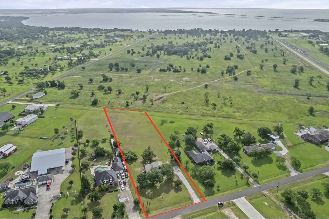 Image 3: Perfectly situated on a 2-acre lot for endless pos