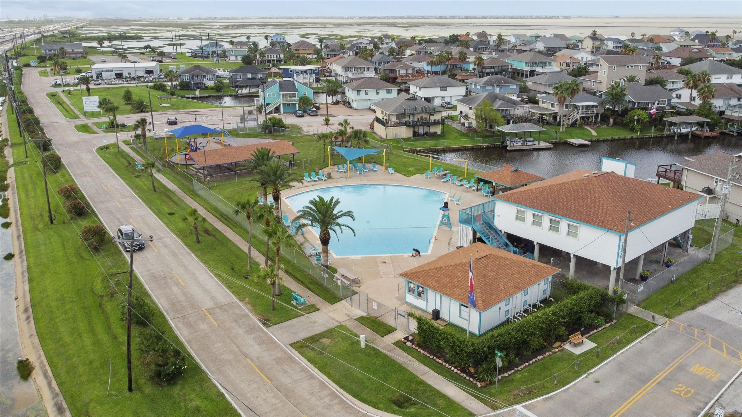 Image 4: Community center, beautiful city pool, playground
