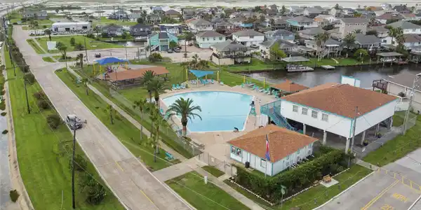 Image 4: Community center, beautiful city pool, playground