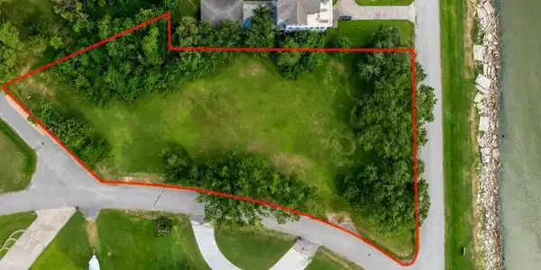 Image 4: Don't you love the expaned lot!