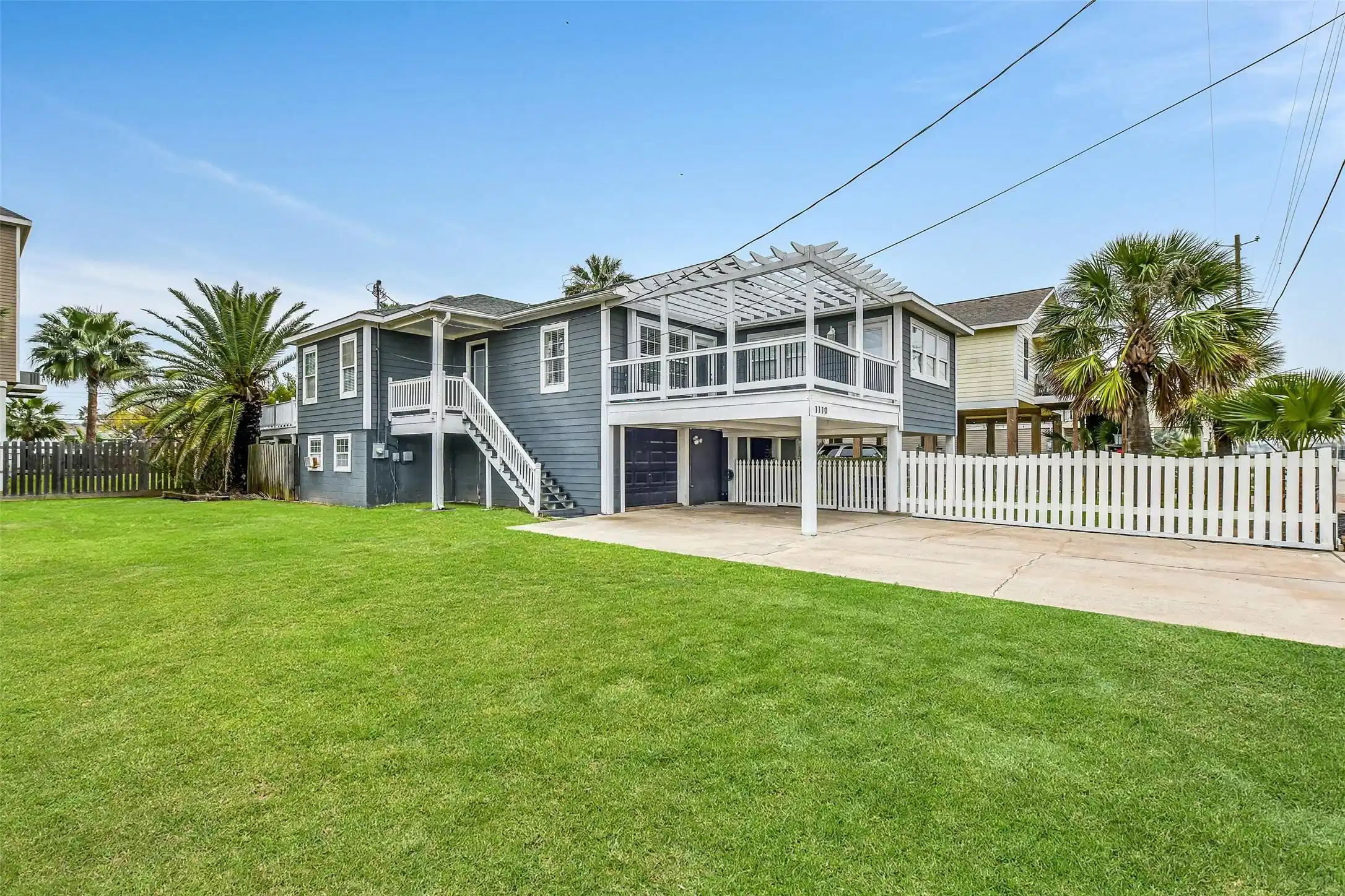Image 1: Front exterior of the house &ndash; Eye-catching Galvest