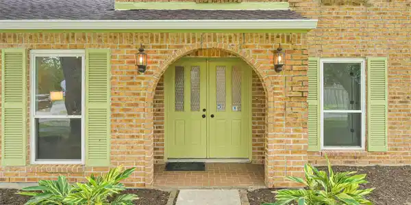 Image 4: Welcoming covered front entry with arch detail and