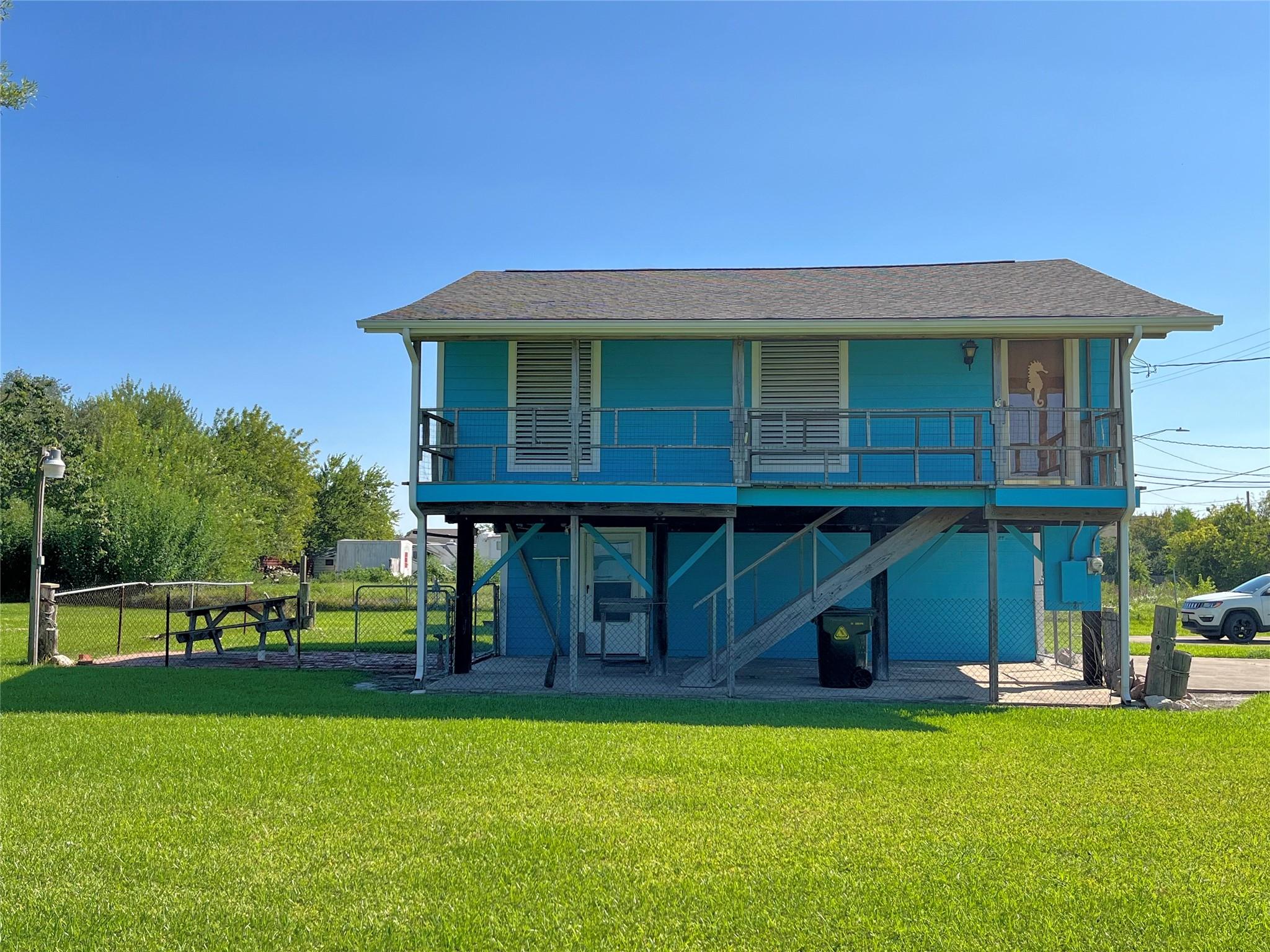 Image 3: The beautiful paint color offers that coastal feel