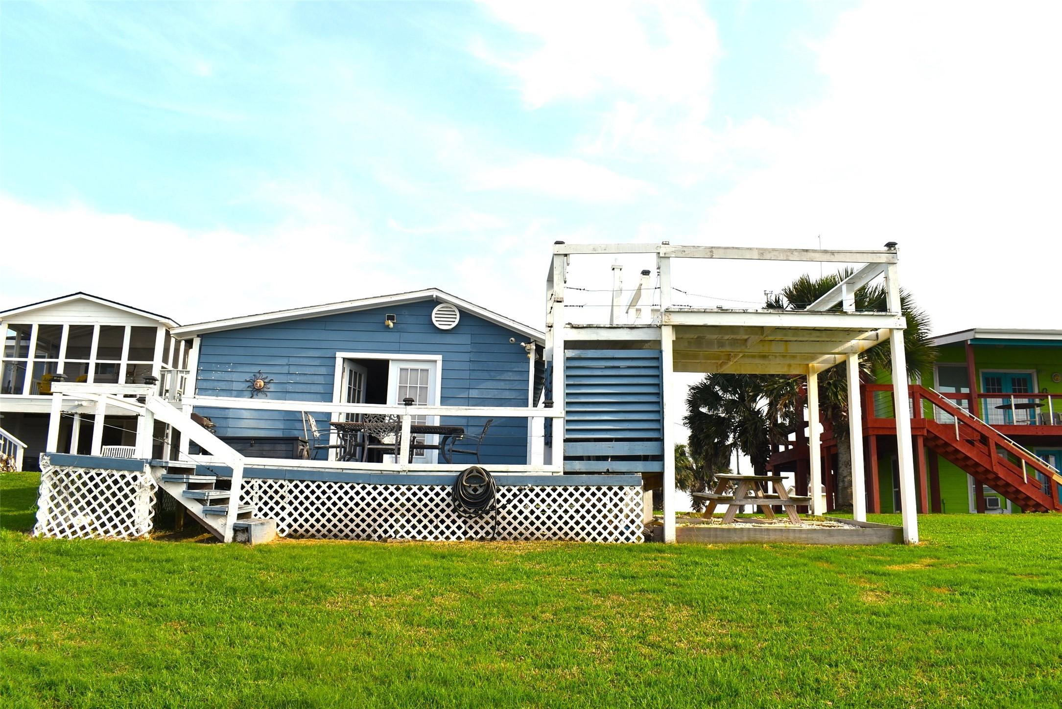 Image 3: Back sundeck on very high banks
