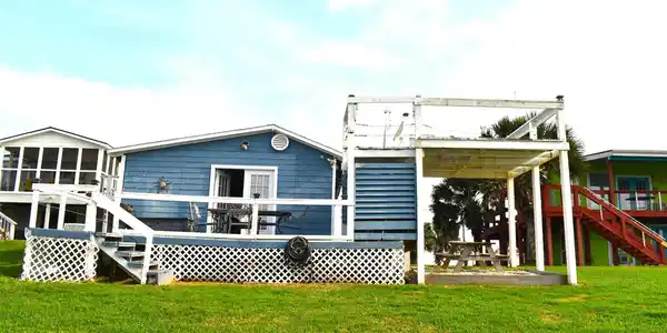 Image 3: Back sundeck on very high banks