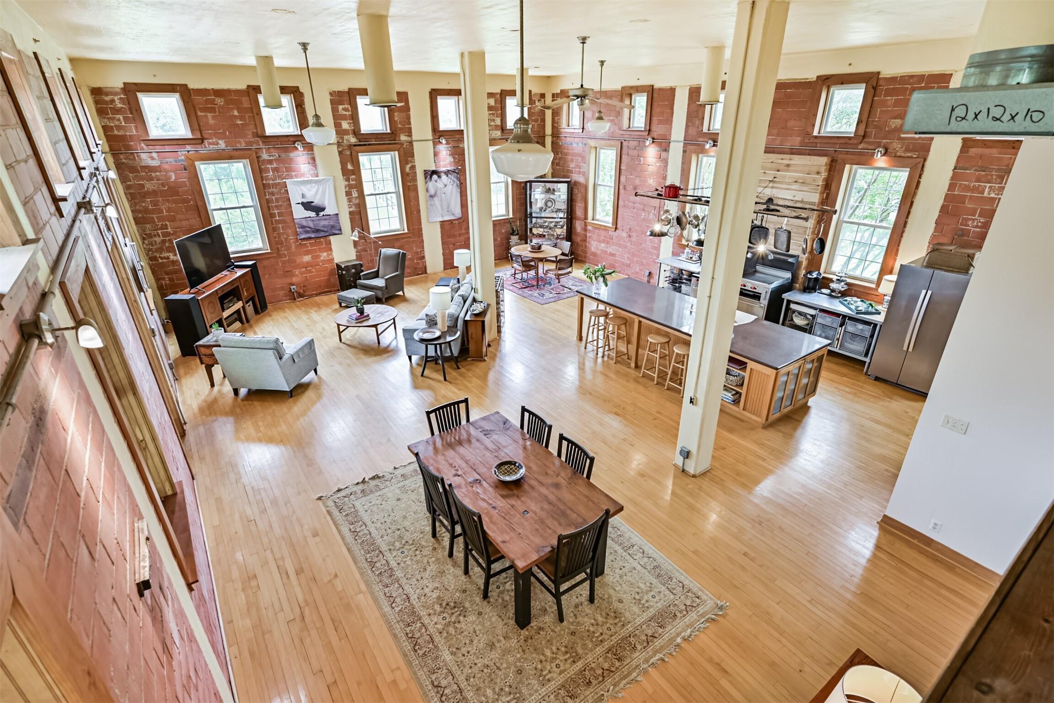 Image 3: Check out the Natural Light with So Many Amazing D
